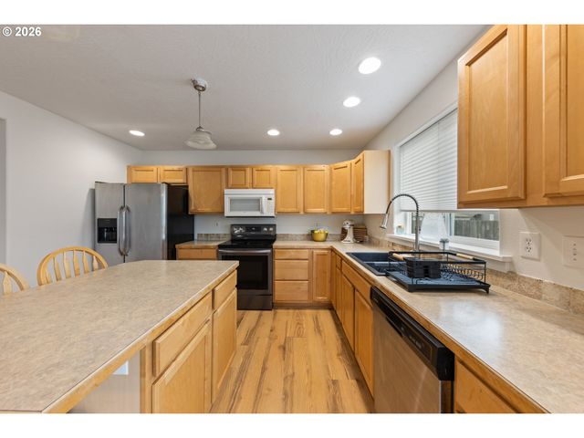 886 N 7TH St, Harrisburg, OR 97446