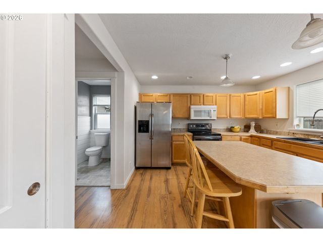 886 N 7TH St, Harrisburg, OR 97446