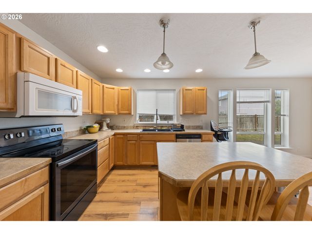886 N 7TH St, Harrisburg, OR 97446