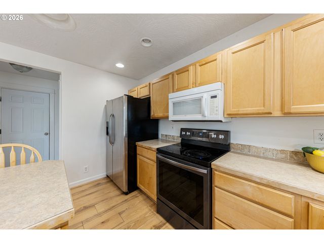 886 N 7TH St, Harrisburg, OR 97446