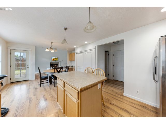 886 N 7TH St, Harrisburg, OR 97446