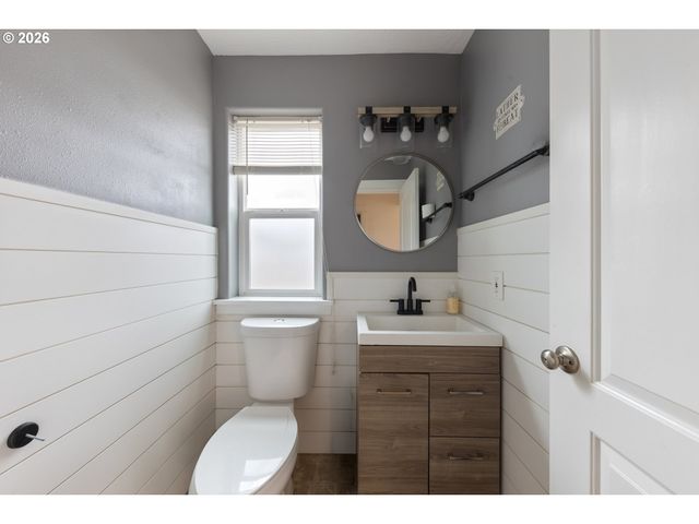 886 N 7TH St, Harrisburg, OR 97446