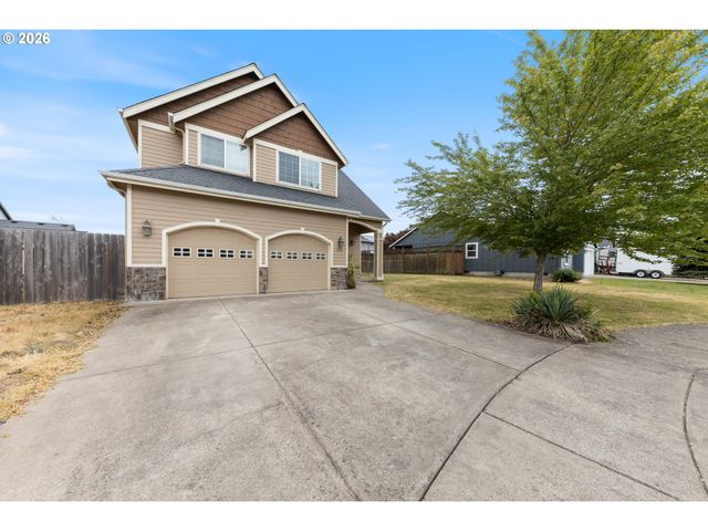 886 N 7TH St, Harrisburg, OR 97446