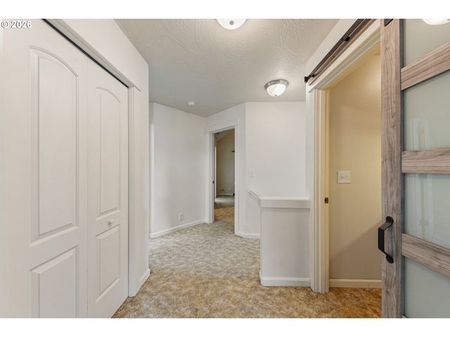 886 N 7TH St, Harrisburg, OR 97446