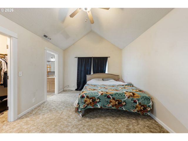 886 N 7TH St, Harrisburg, OR 97446