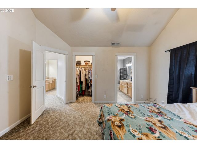 886 N 7TH St, Harrisburg, OR 97446