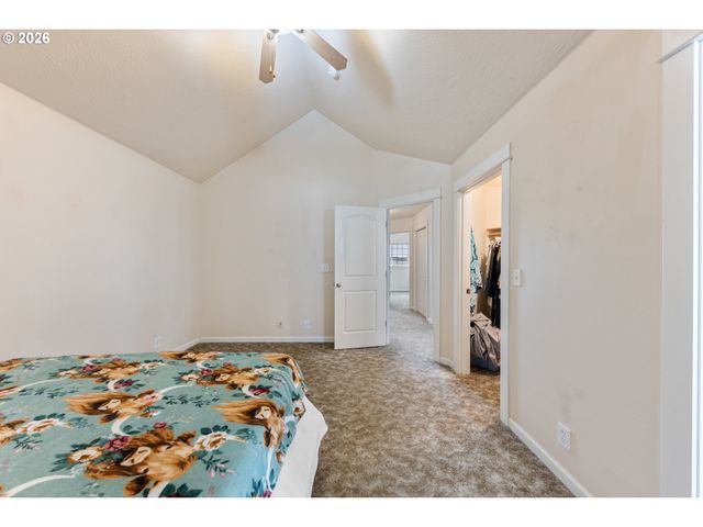 886 N 7TH St, Harrisburg, OR 97446
