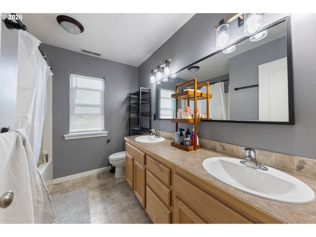 886 N 7TH St, Harrisburg, OR 97446
