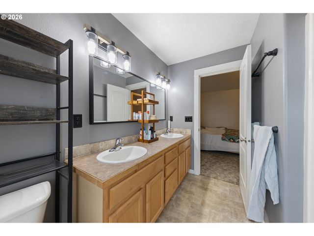 886 N 7TH St, Harrisburg, OR 97446