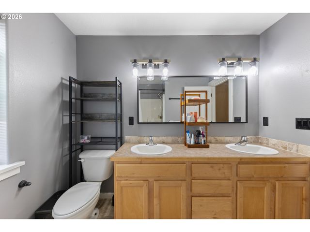 886 N 7TH St, Harrisburg, OR 97446