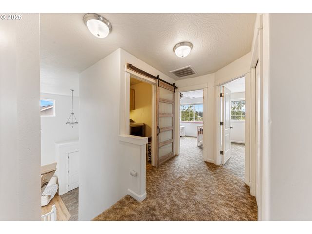 886 N 7TH St, Harrisburg, OR 97446