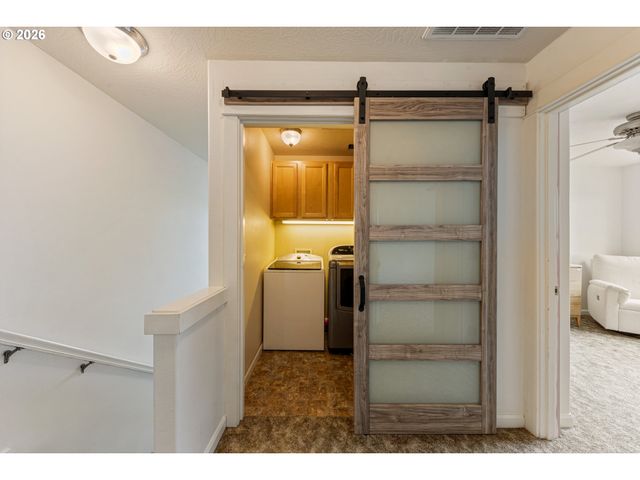 886 N 7TH St, Harrisburg, OR 97446