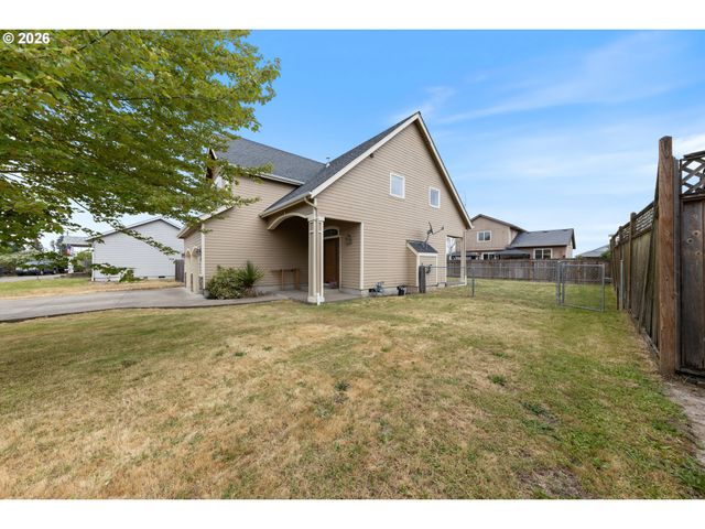 886 N 7TH St, Harrisburg, OR 97446