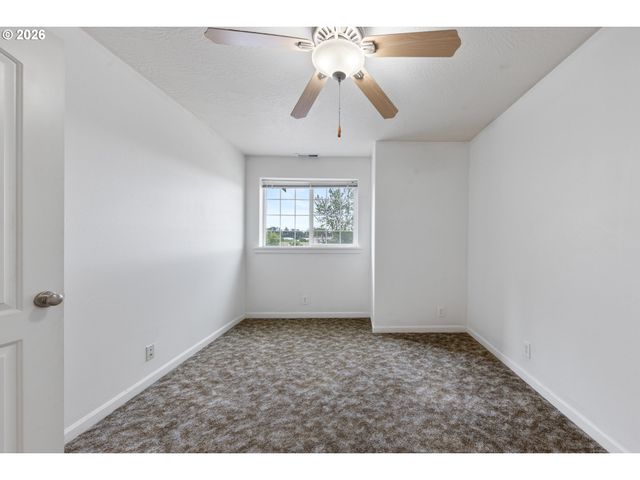 886 N 7TH St, Harrisburg, OR 97446