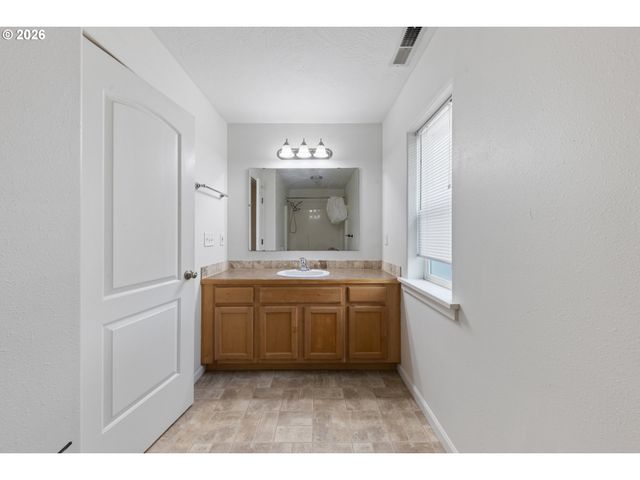 886 N 7TH St, Harrisburg, OR 97446