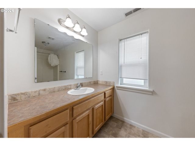 886 N 7TH St, Harrisburg, OR 97446