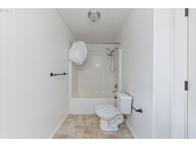886 N 7TH St, Harrisburg, OR 97446