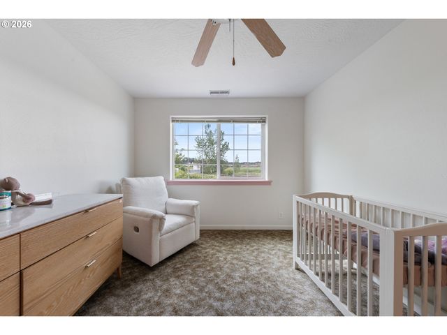 886 N 7TH St, Harrisburg, OR 97446