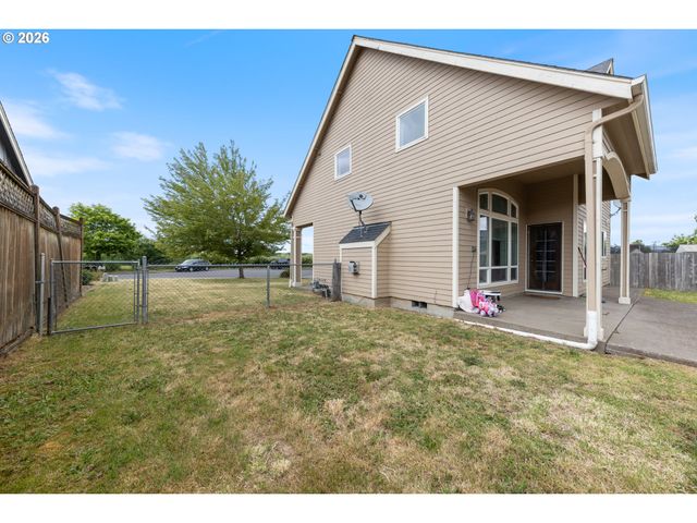 886 N 7TH St, Harrisburg, OR 97446