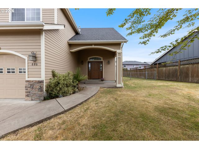 886 N 7TH St, Harrisburg, OR 97446