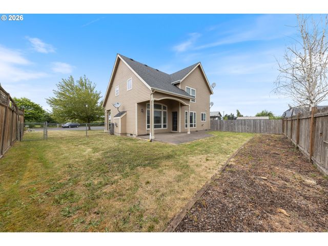 886 N 7TH St, Harrisburg, OR 97446