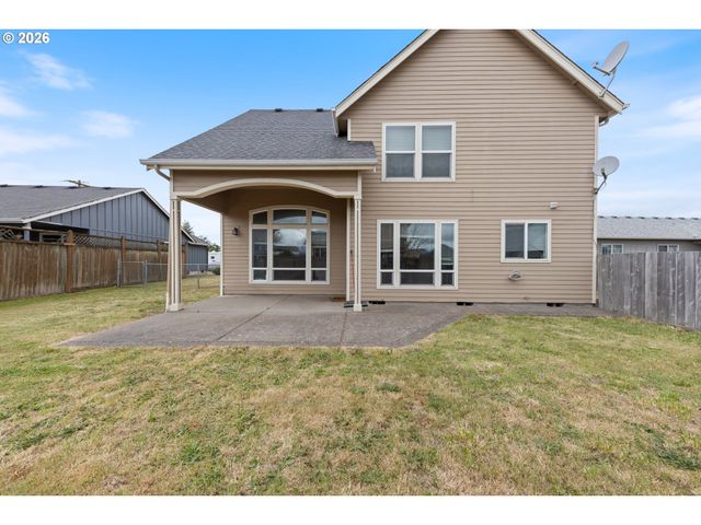 886 N 7TH St, Harrisburg, OR 97446