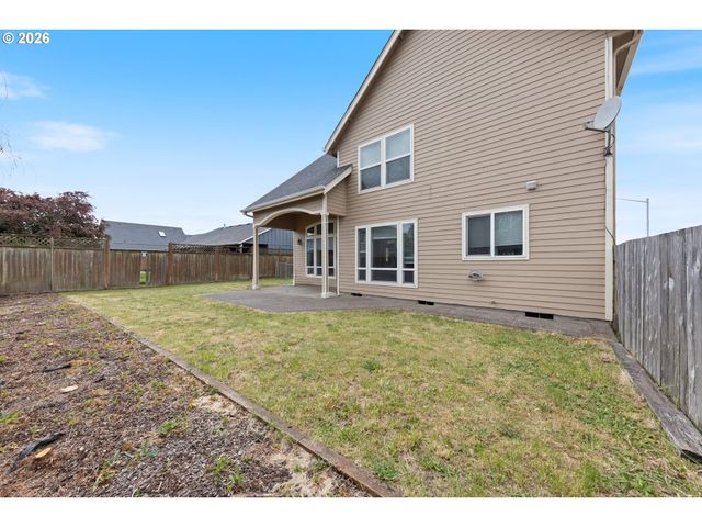 886 N 7TH St, Harrisburg, OR 97446