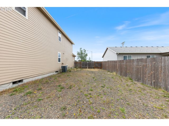 886 N 7TH St, Harrisburg, OR 97446