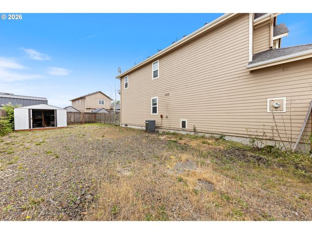 886 N 7TH St, Harrisburg, OR 97446