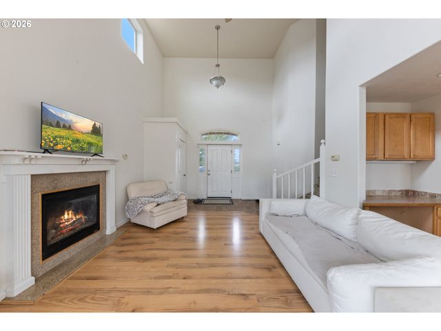886 N 7TH St, Harrisburg, OR 97446