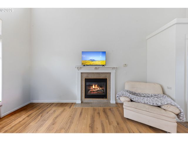 886 N 7TH St, Harrisburg, OR 97446