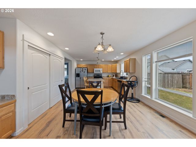 886 N 7TH St, Harrisburg, OR 97446