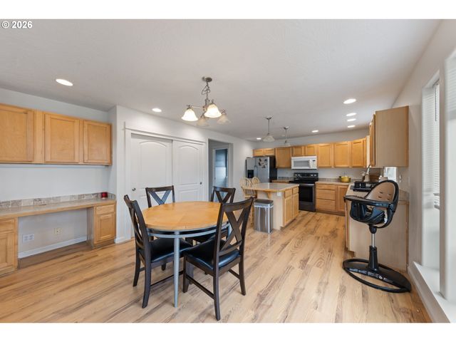 886 N 7TH St, Harrisburg, OR 97446