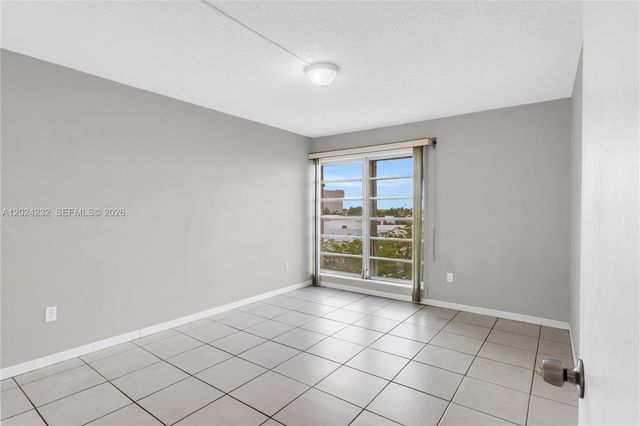 9280 Fontainebleau Blvd 505, Miami, FL 33172