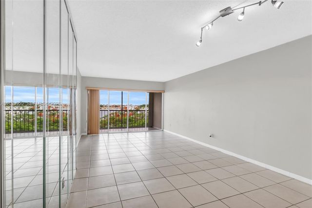 9280 Fontainebleau Blvd 505, Miami, FL 33172