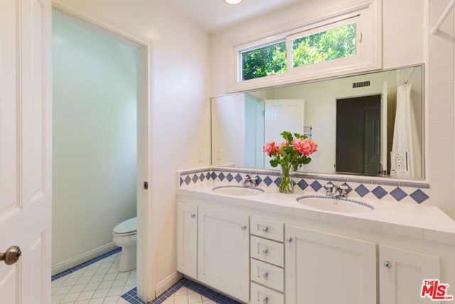 16011 Meadowcrest Road, Los Angeles, CA 91403