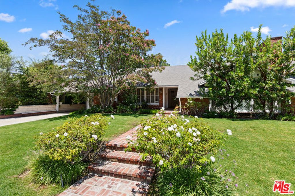 16011 Meadowcrest Road, Los Angeles, CA 91403