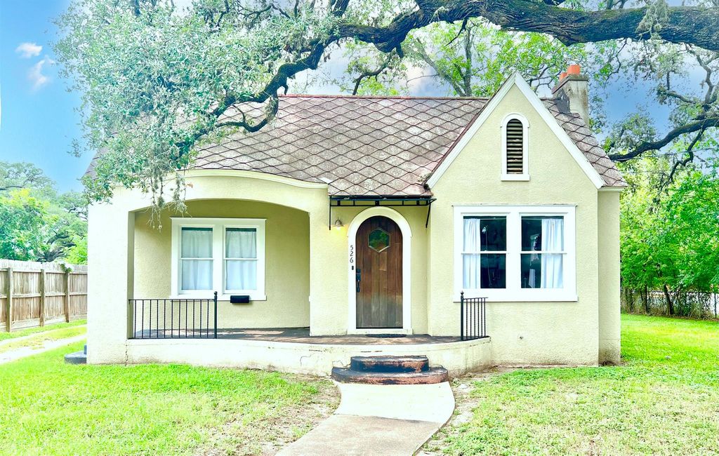 526 S Jefferson ST, La Grange, TX 78945