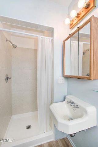 6425 Columbus Avenue, Los Angeles, CA 91411