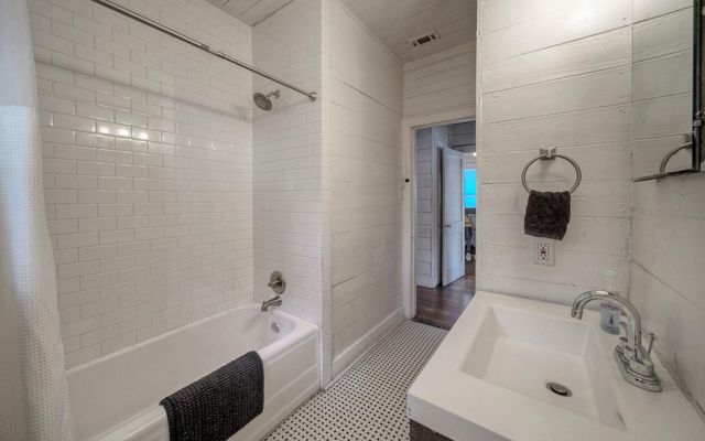 1711 E 7th ST 1, Austin, TX 78702