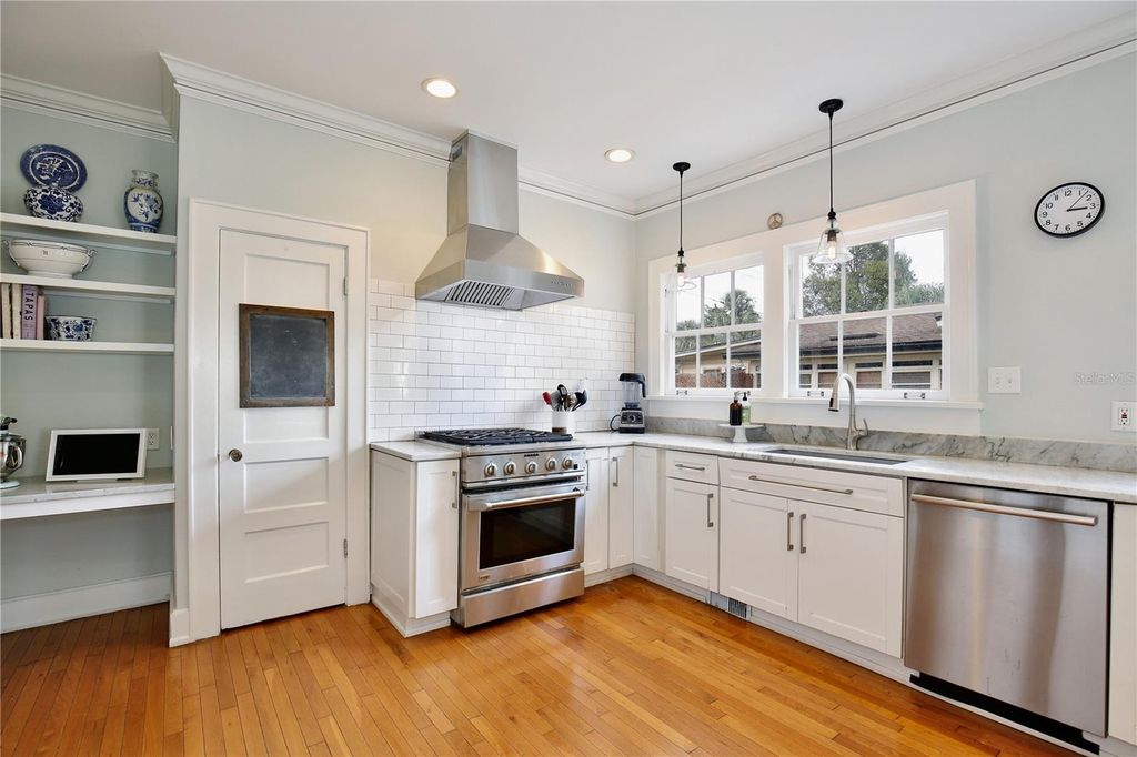 Image 12 of property listing at 918 S PALMETTO AVENUE, Sanford, FL 32771