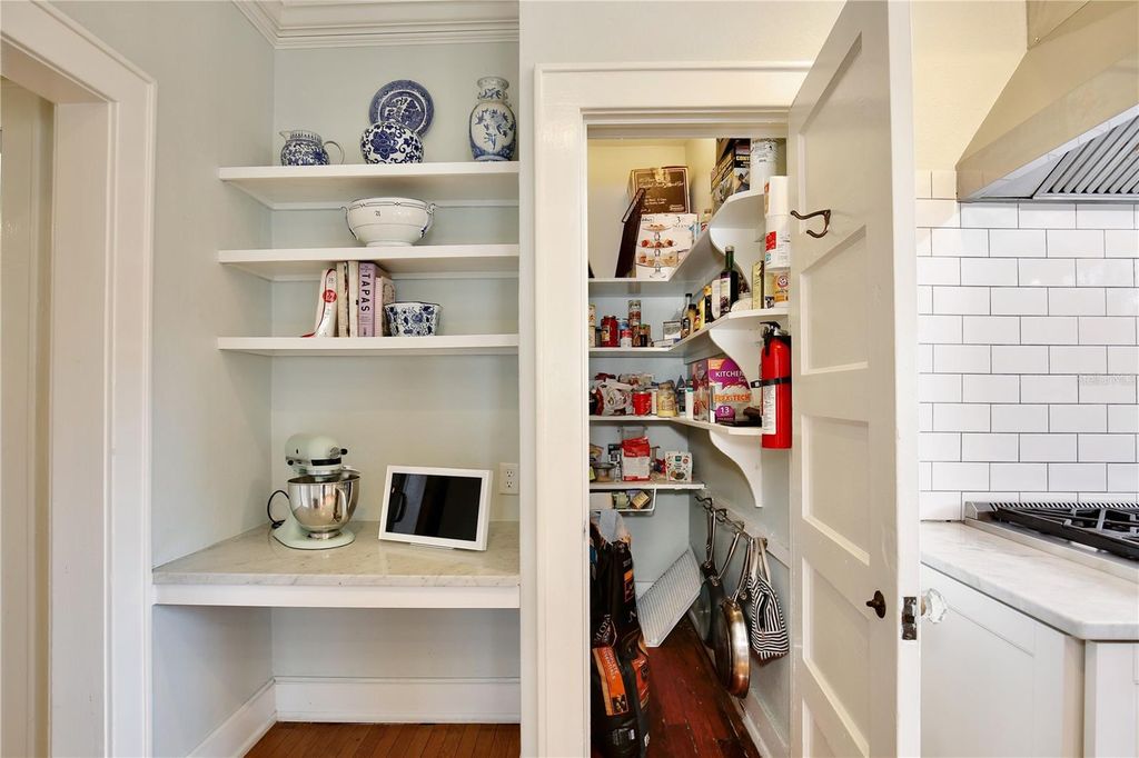 Image 13 of property listing at 918 S PALMETTO AVENUE, Sanford, FL 32771