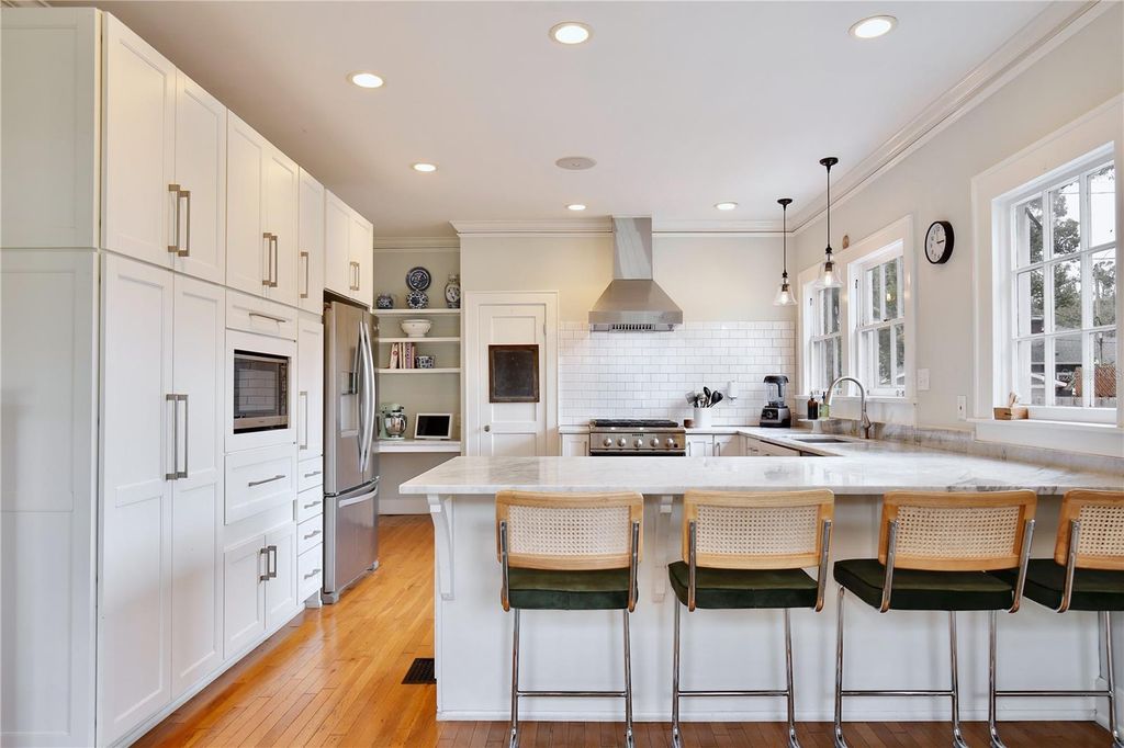 Image 8 of property listing at 918 S PALMETTO AVENUE, Sanford, FL 32771