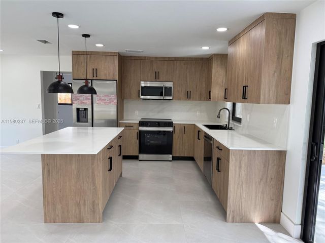 4020 NW 93rd Way, Sunrise, FL 33351