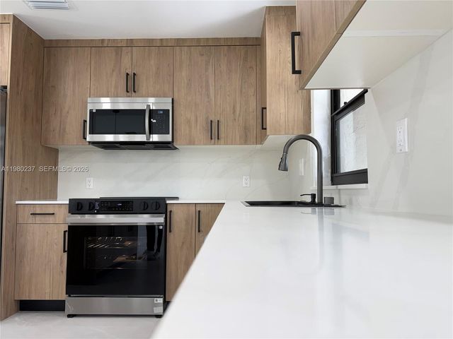 4020 NW 93rd Way, Sunrise, FL 33351