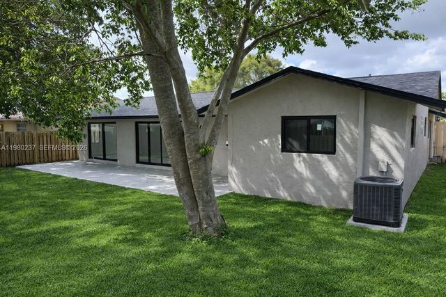 4020 NW 93rd Way, Sunrise, FL 33351