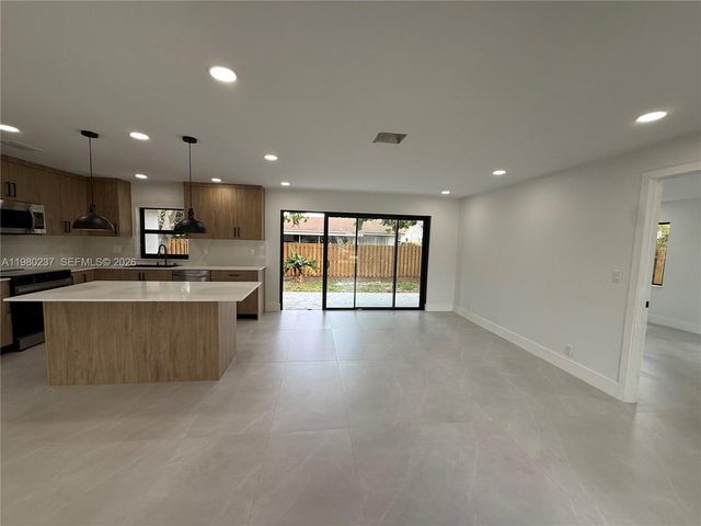 4020 NW 93rd Way, Sunrise, FL 33351