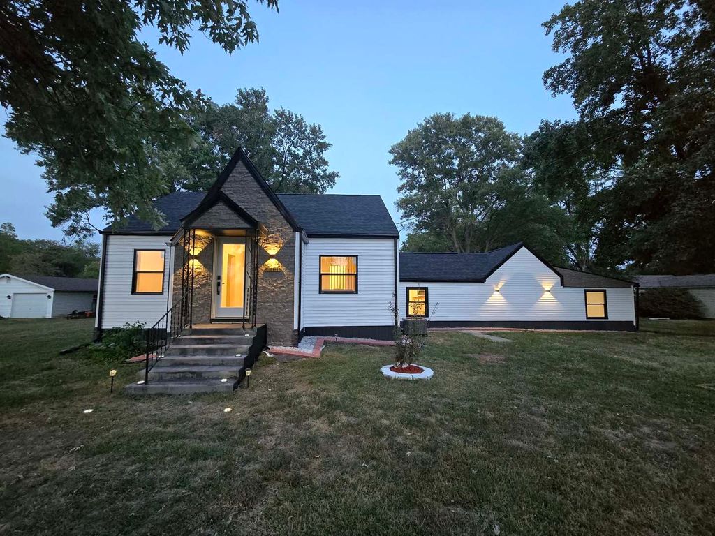 Image 1 of property listing at 14322 MEMORY Lane, Mt Vernon, IL 62864