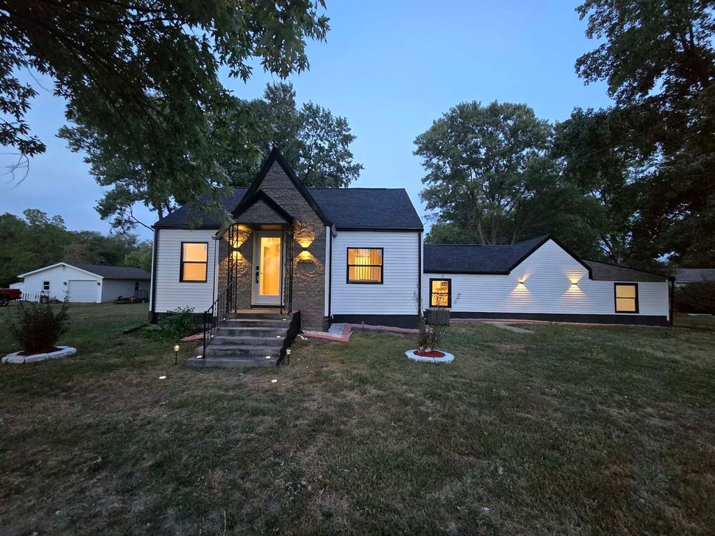 Image 2 of property listing at 14322 MEMORY Lane, Mt Vernon, IL 62864
