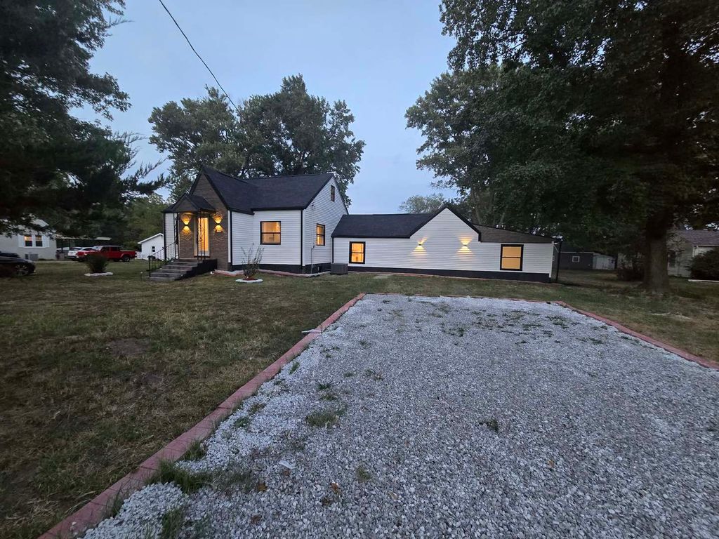Image 3 of property listing at 14322 MEMORY Lane, Mt Vernon, IL 62864